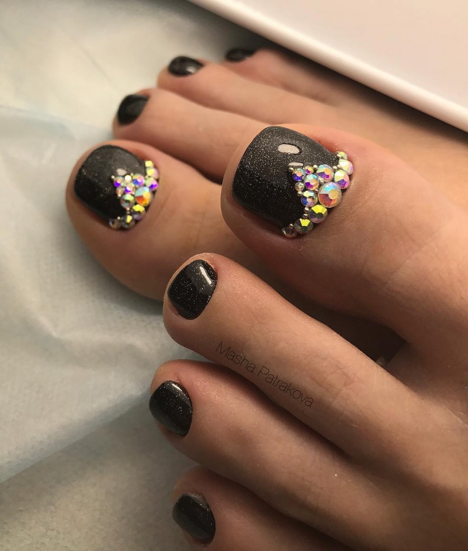 Стразы на ногтях на ногах