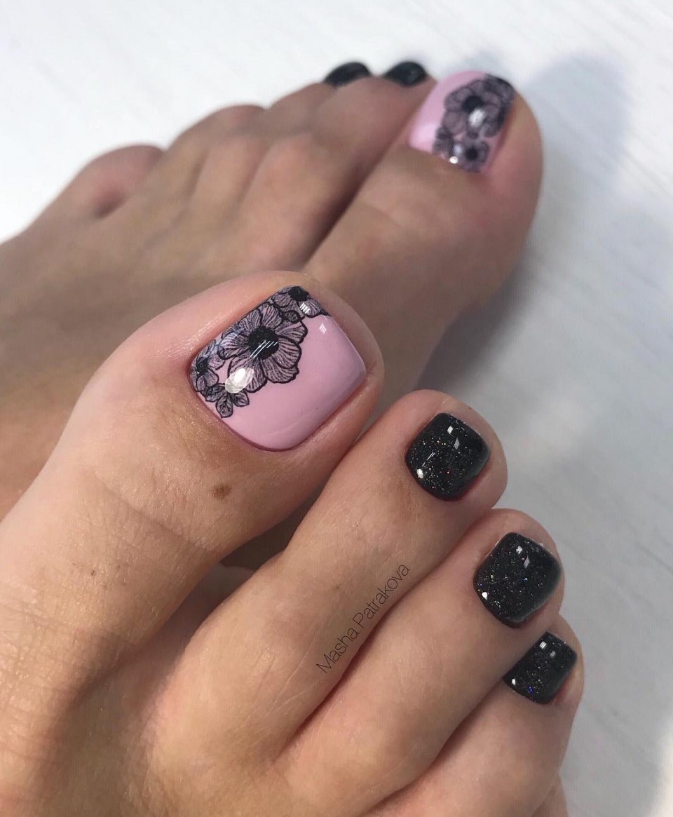 Педикюр розовый с черным