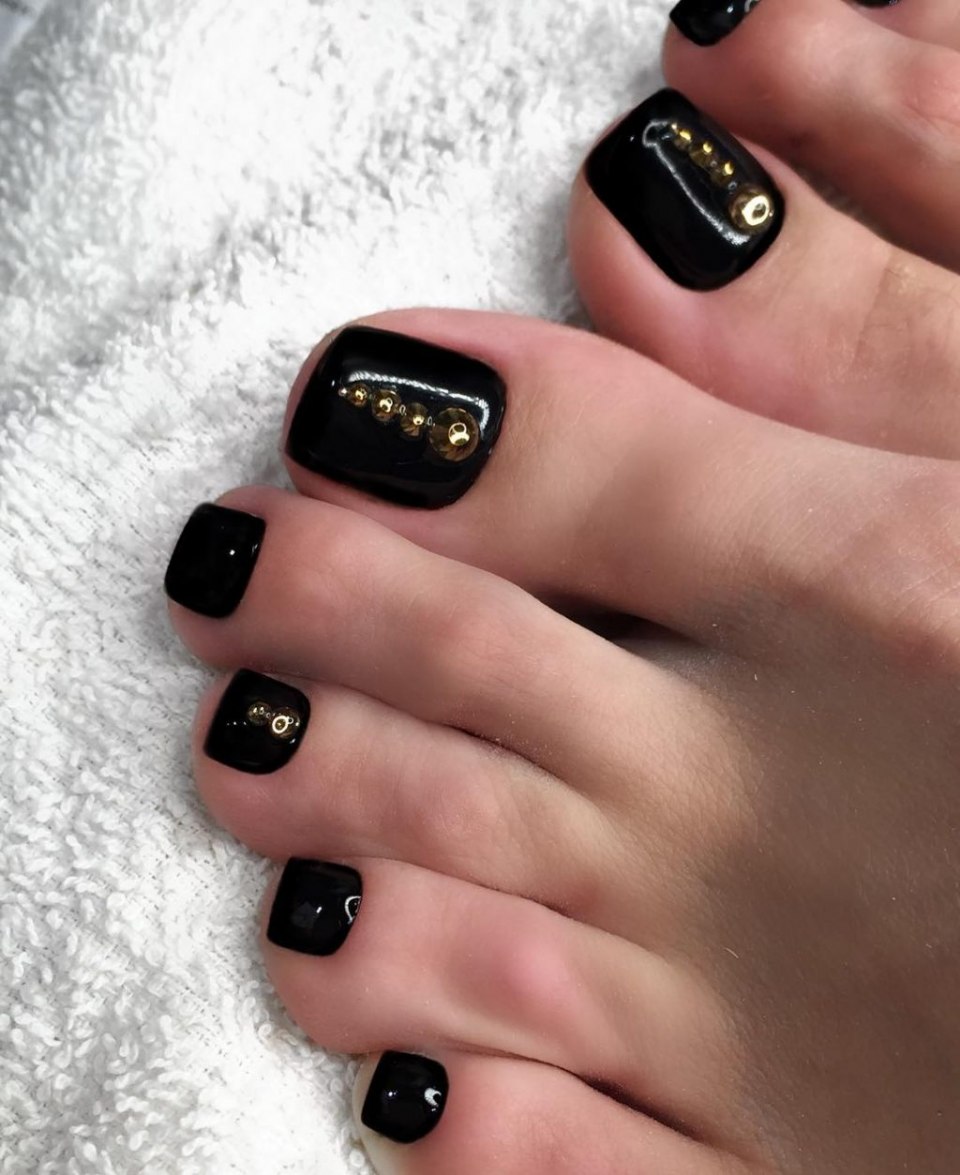 Черный педикюр со стразами