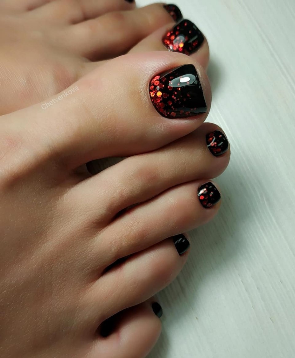 Педикюр красный с черным