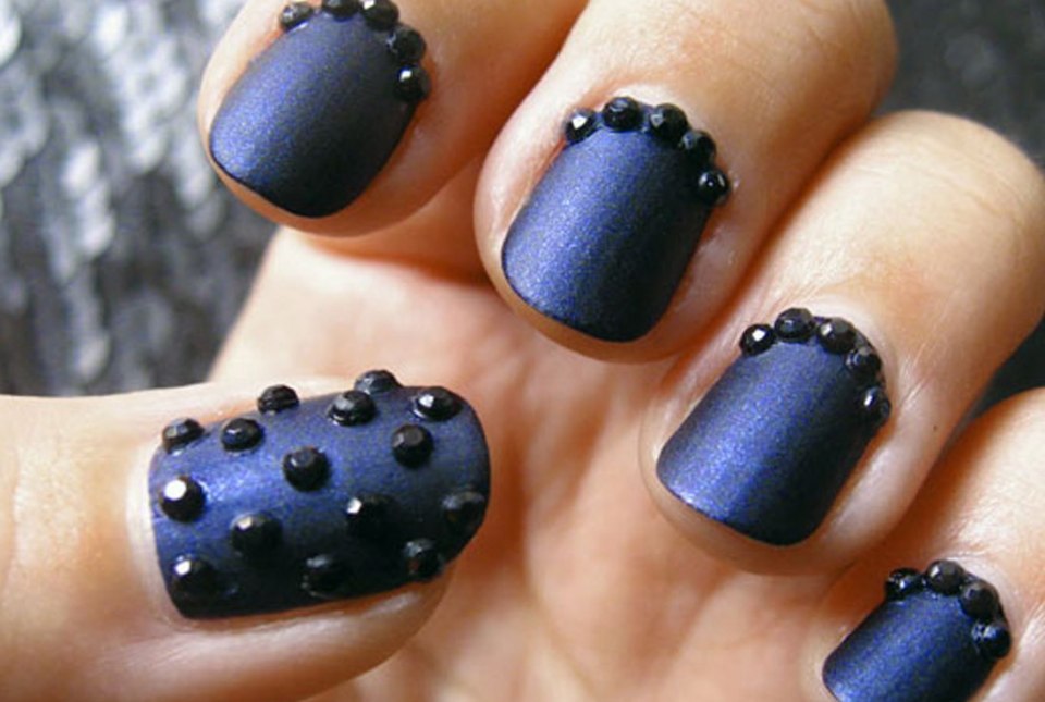 Маникюр с шипами