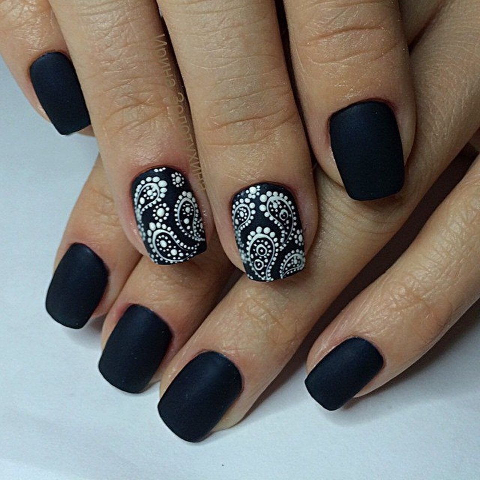 Маникюр с черным матовым гель лаком