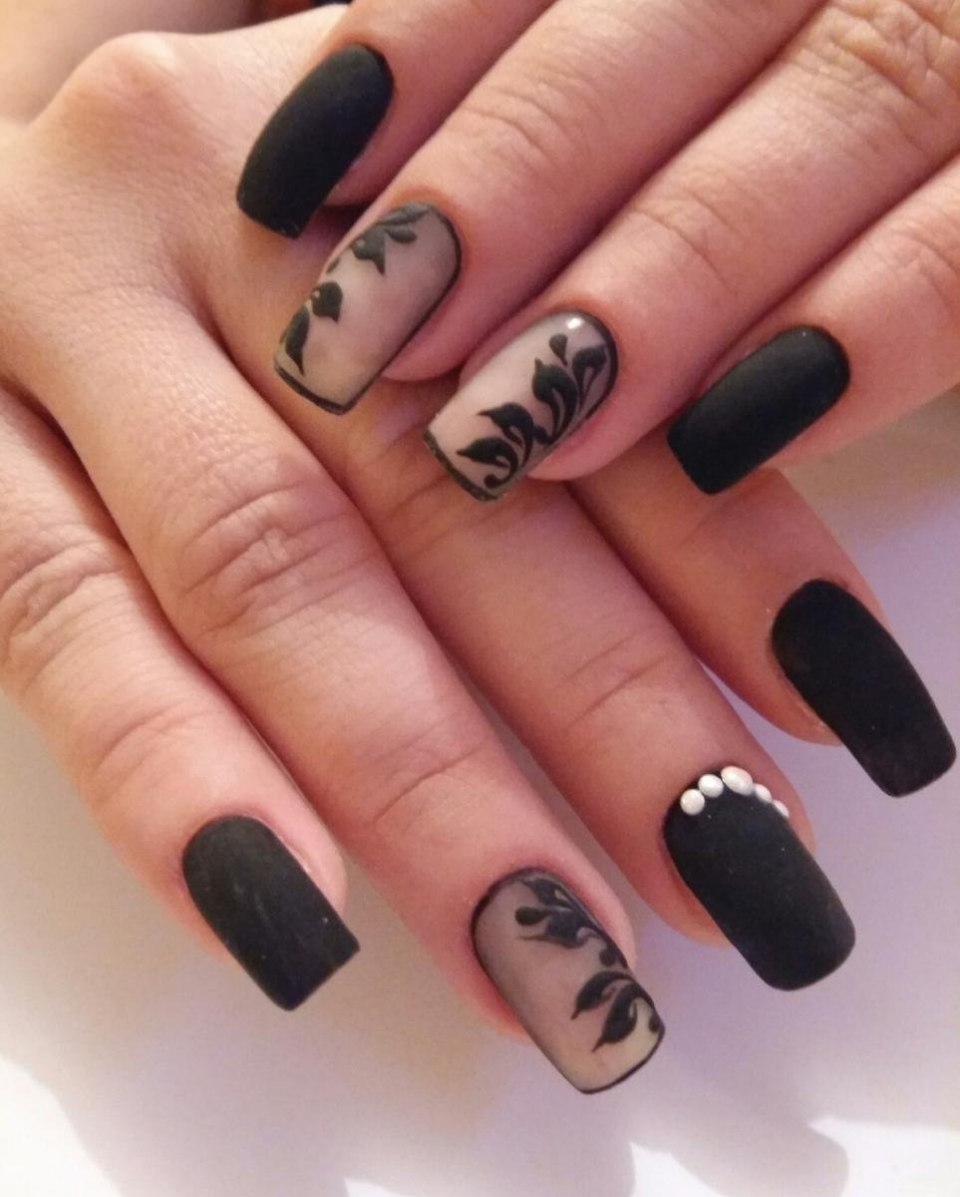 Гелевые ногти черные