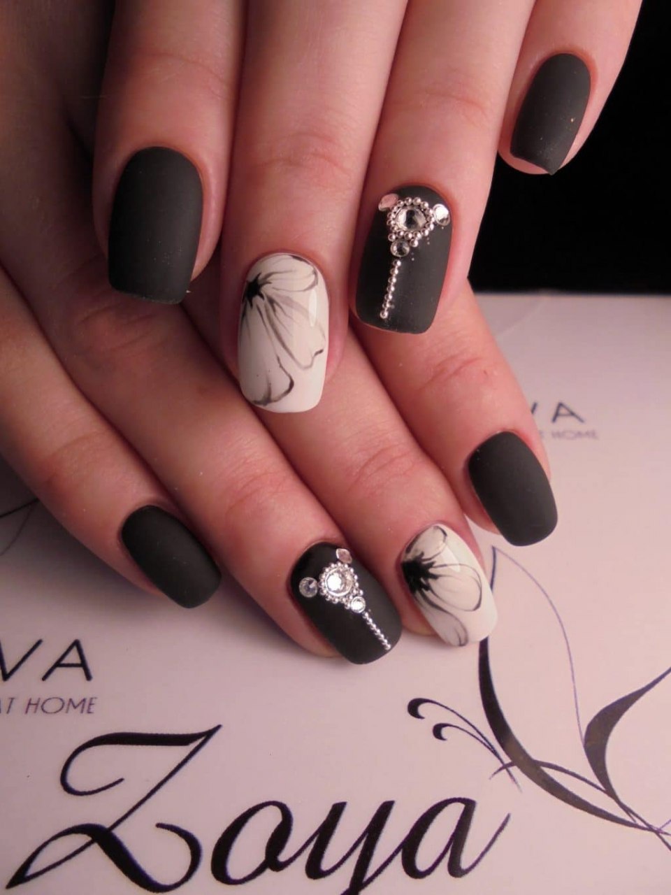 Матовые ногти с рисунком