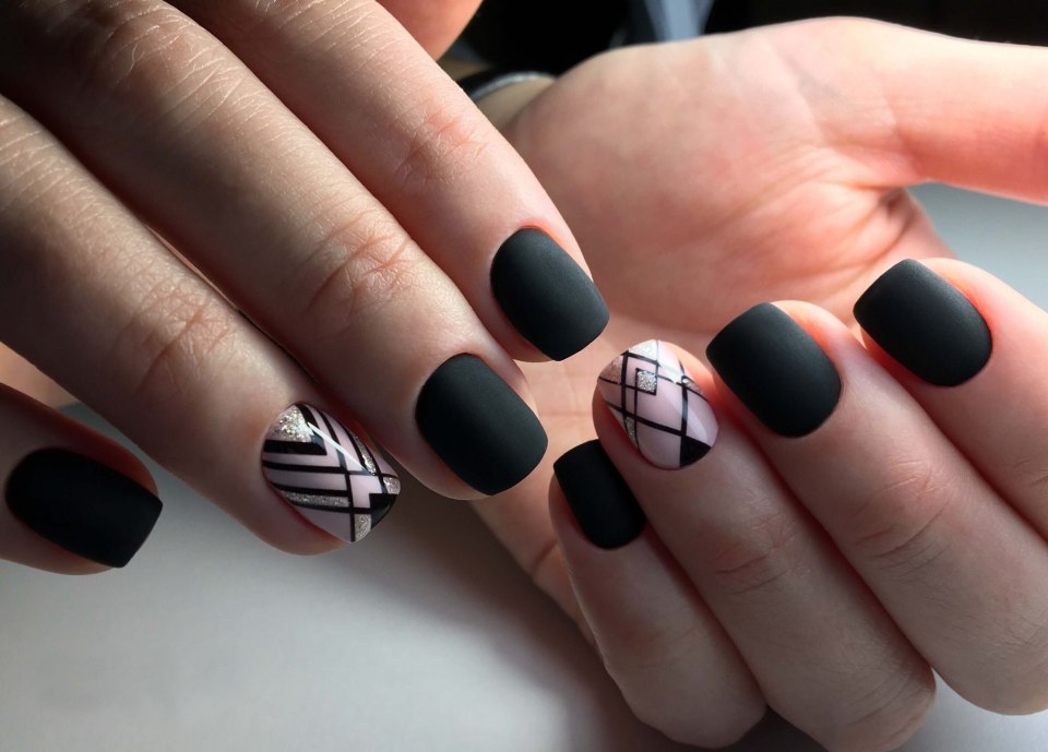 Черный матовый маникюр с геометрией
