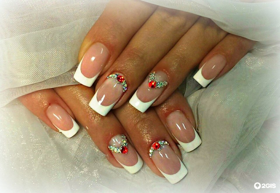 Дизайн ногтей белый френч со стразами