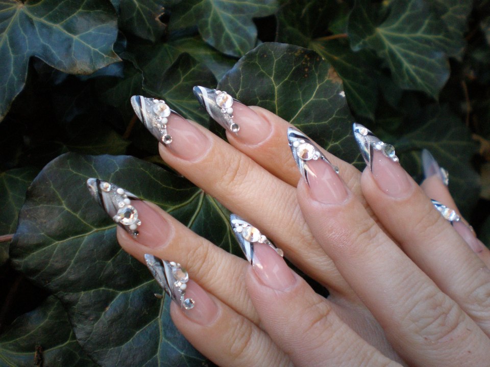 Серый френч на острых ногтях