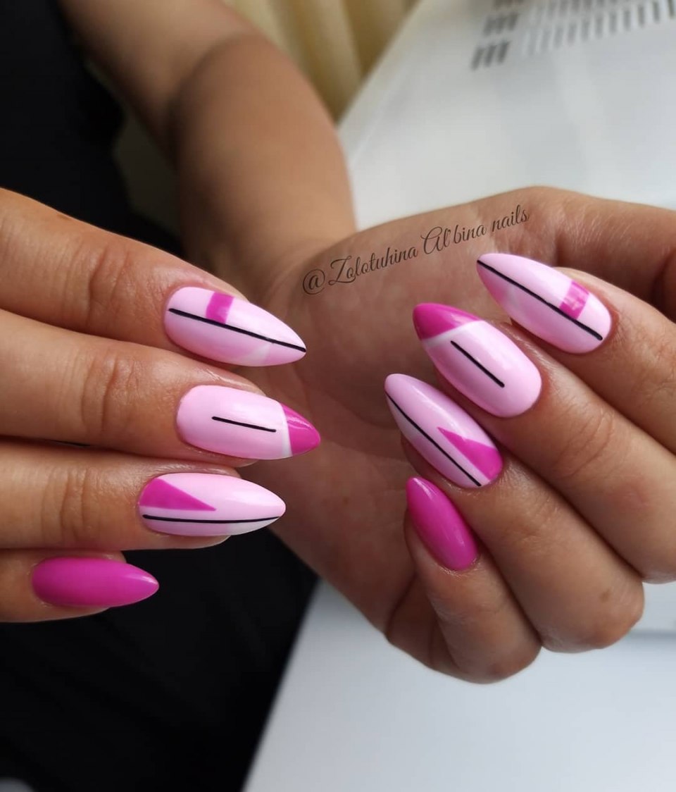 Розовый маникюр с полосками