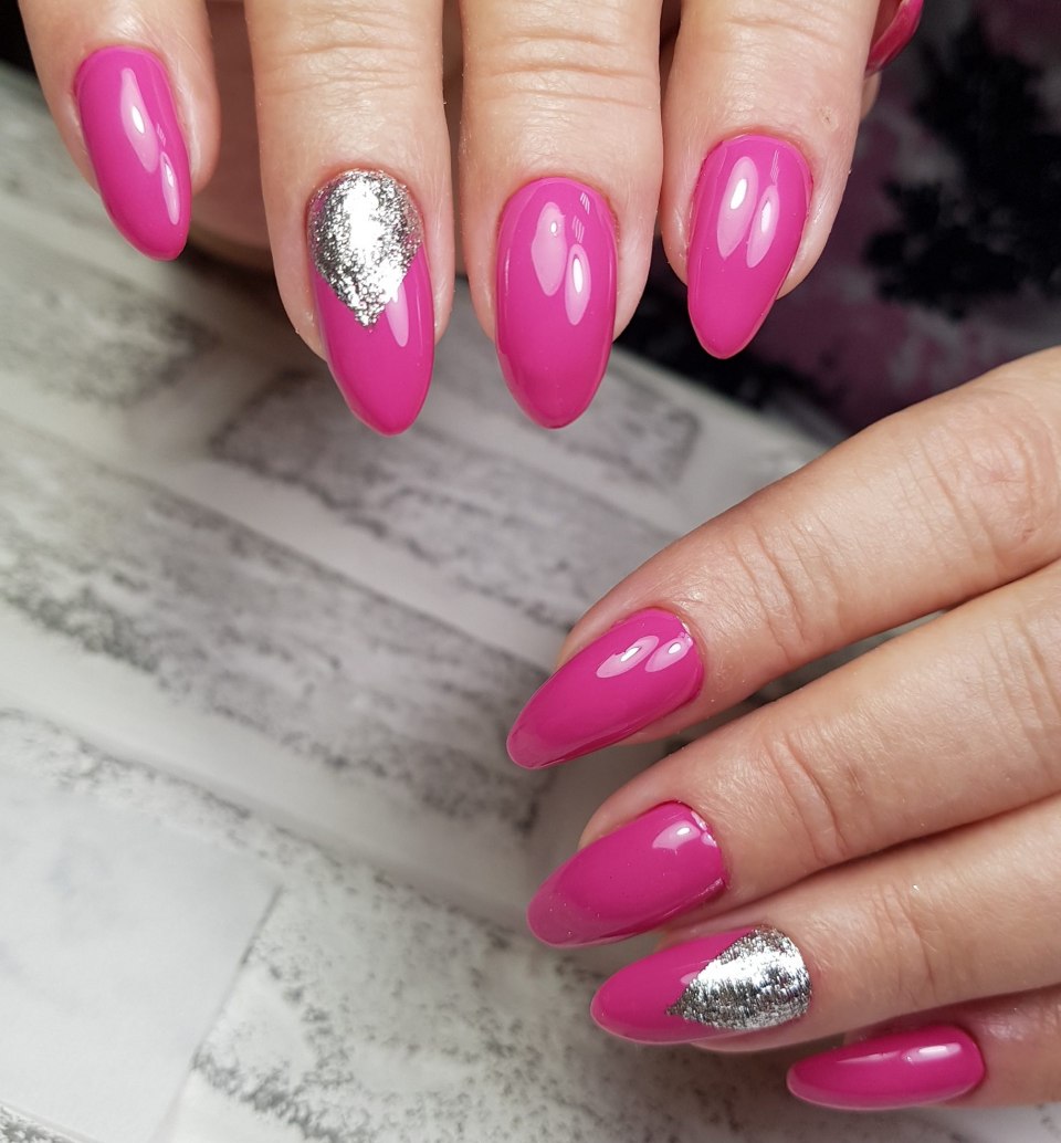 Темно розовые ногти