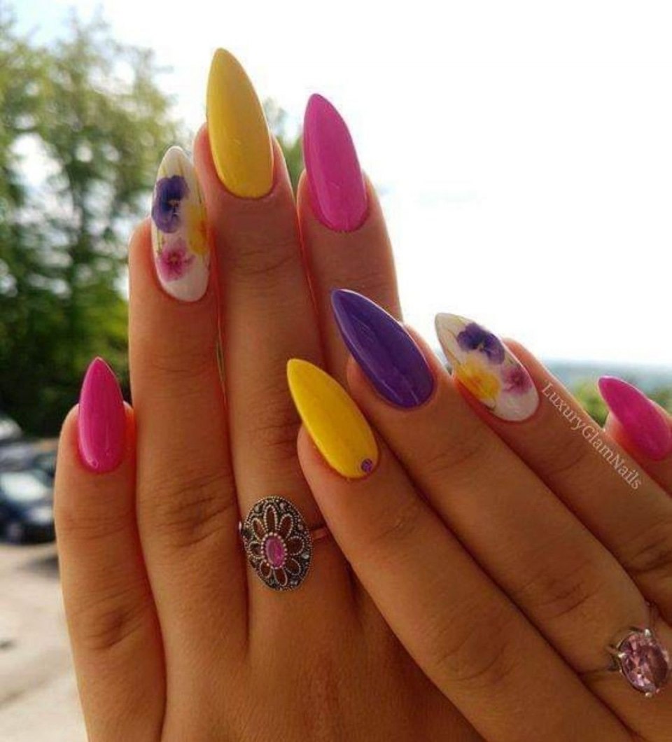 Розовые овальные ногти