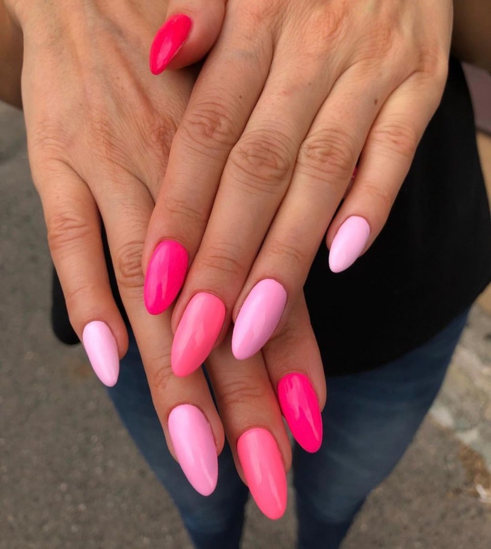 Яркий маникюр на миндальную форму