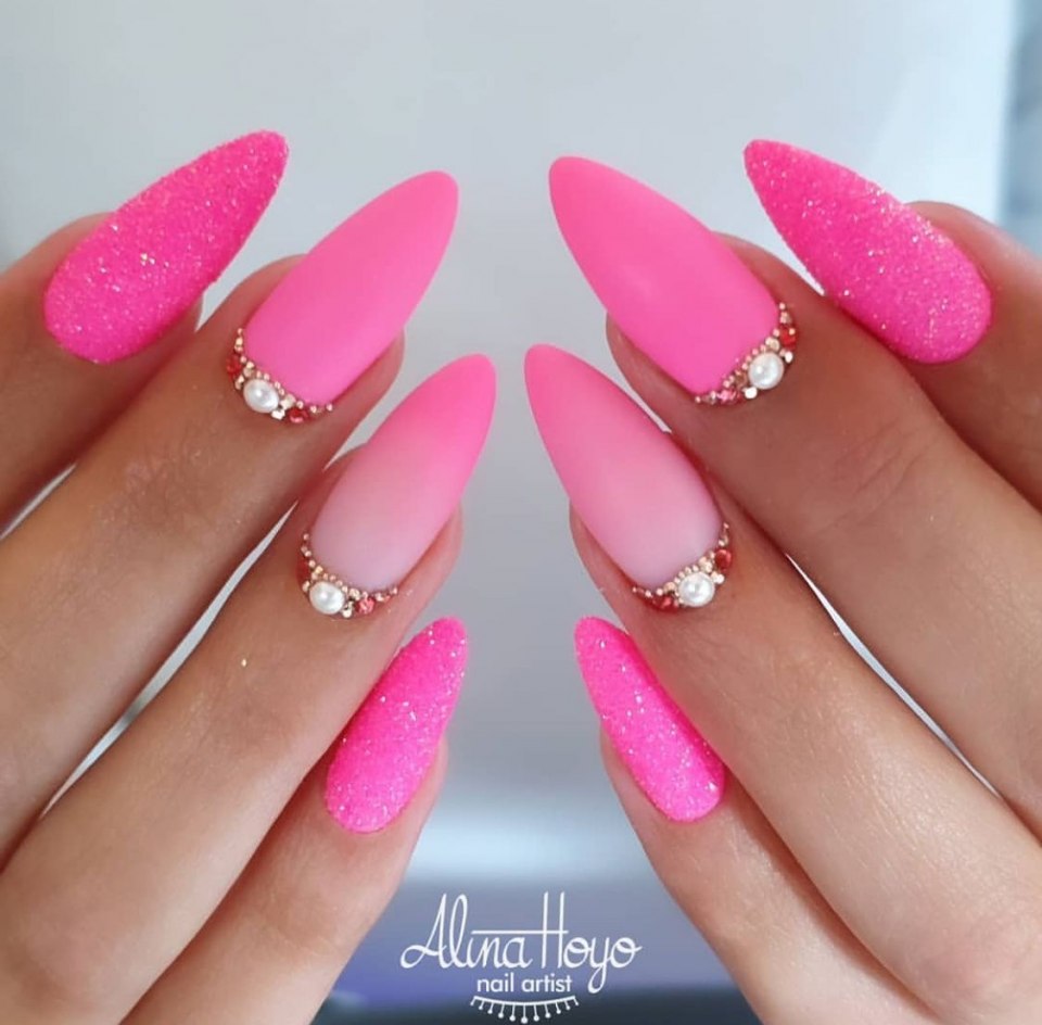 Розовые ногти острые