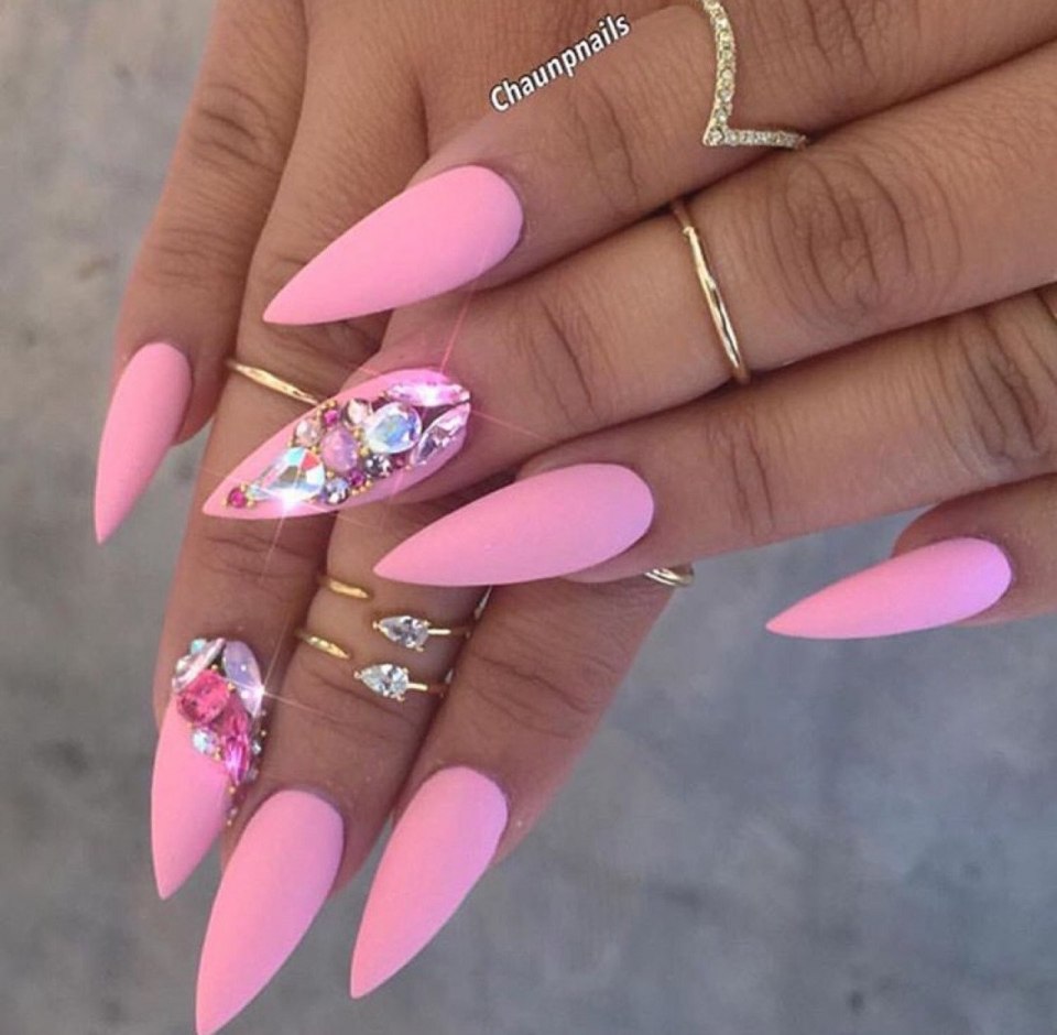 Яркий алый маникюр