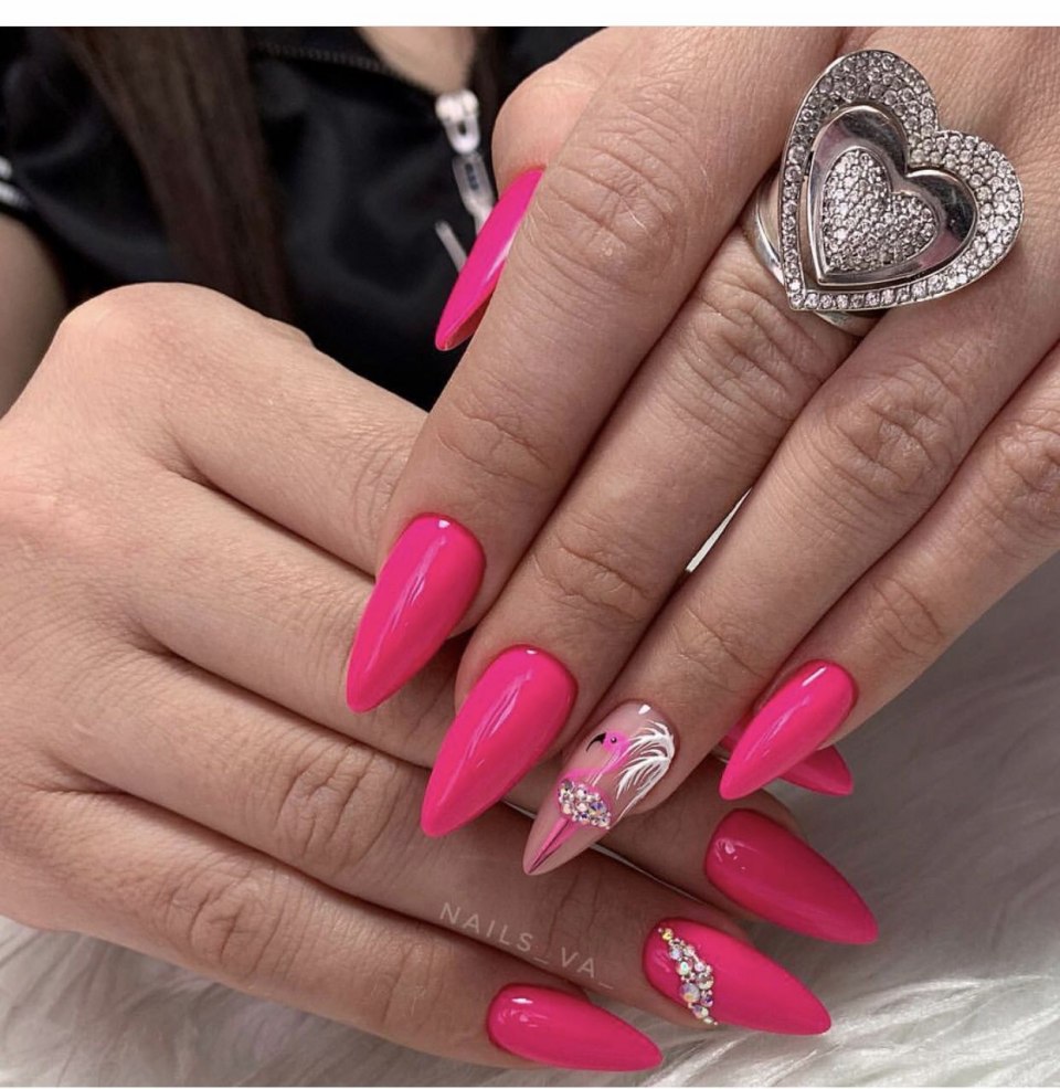 Розовые миндальные ногти