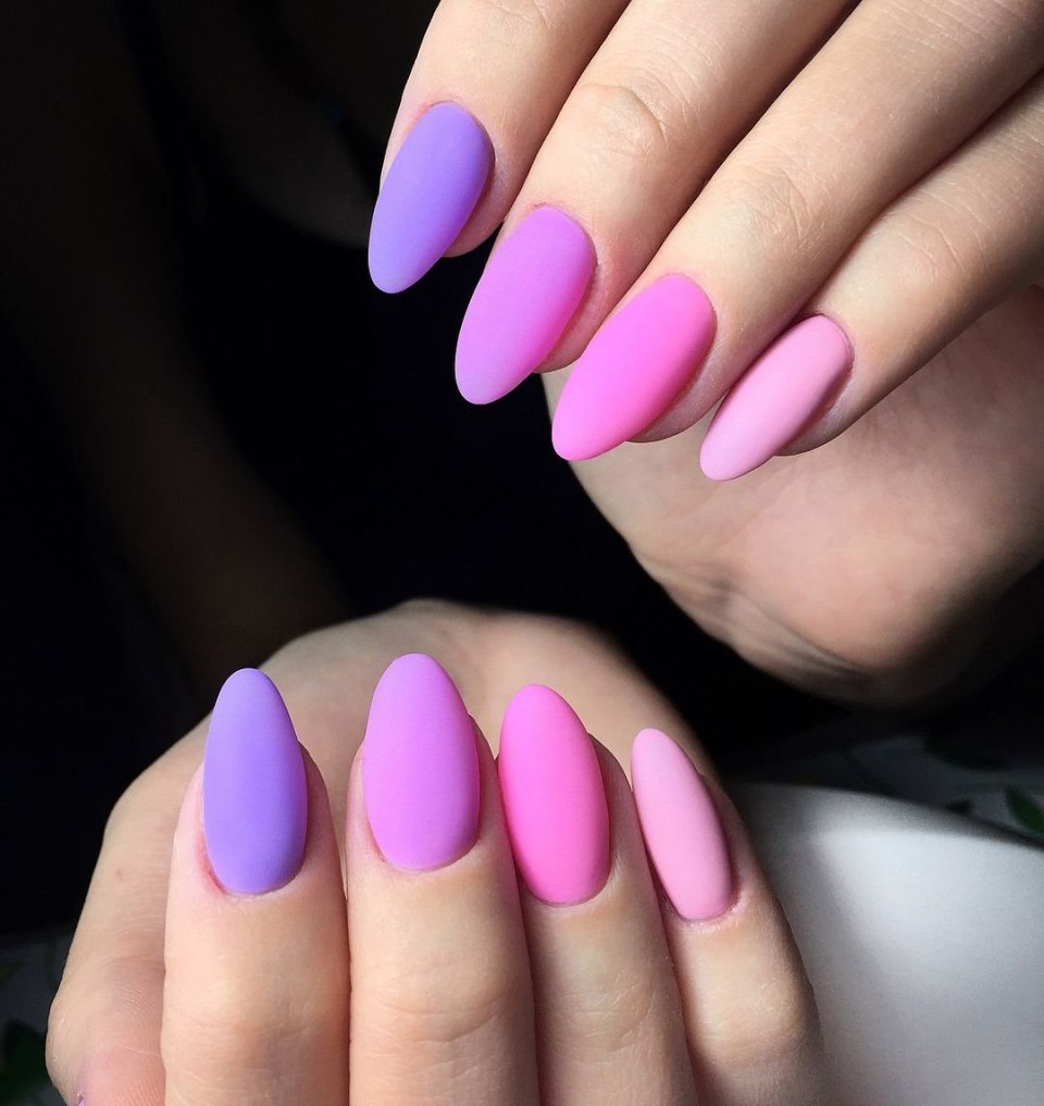 Розовый матовый маникюр миндаль