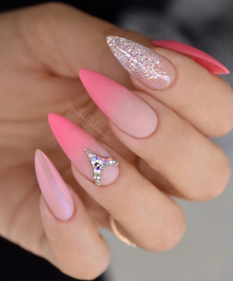 Розовые овальные ногти