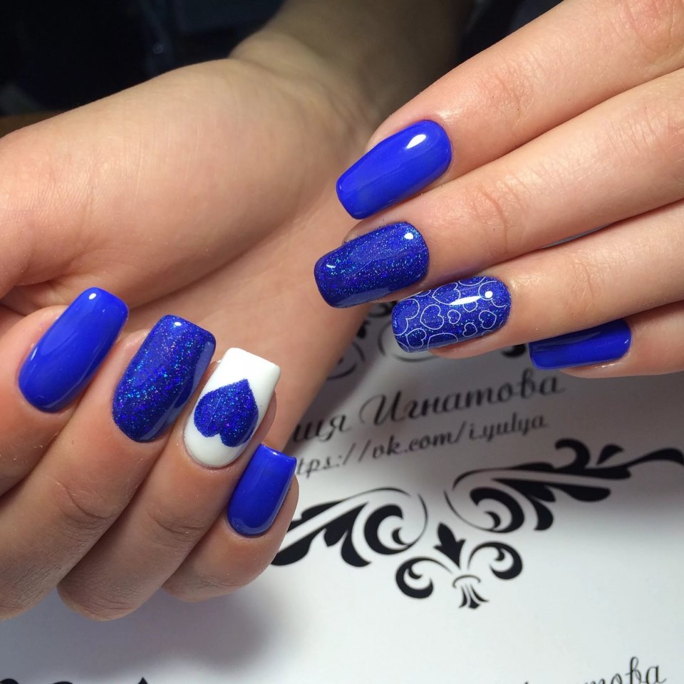 Маникюр синий с белым
