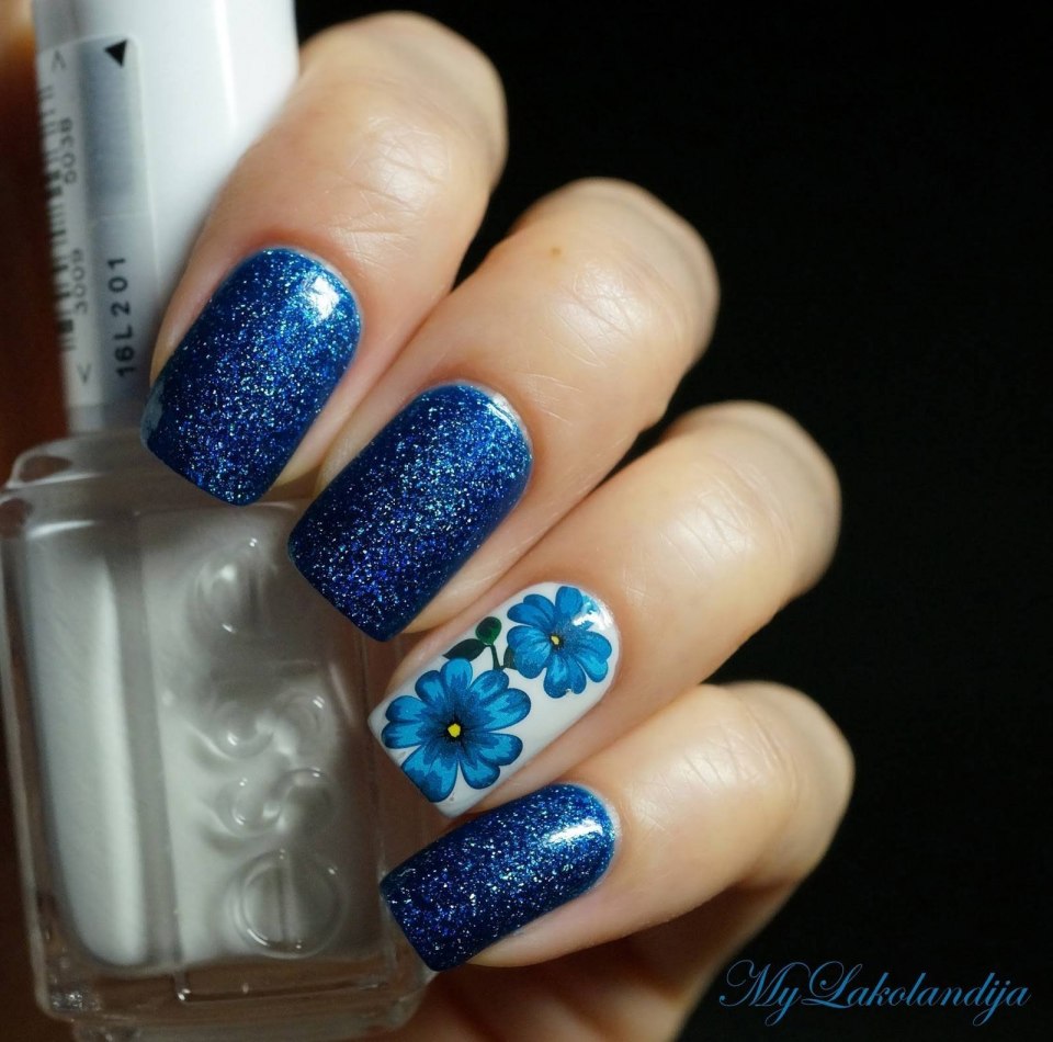 Маникюр с синими цветами