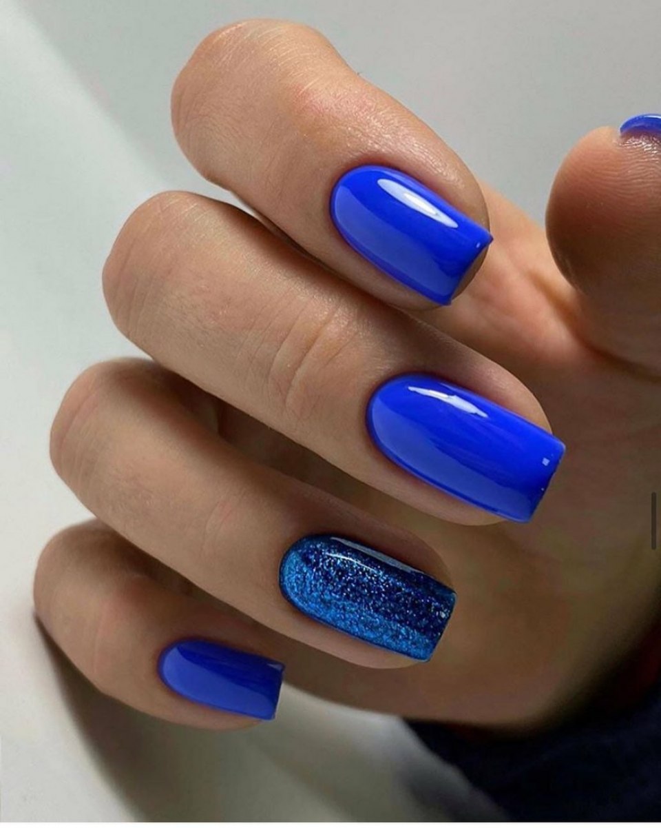 Маникюр с синим лаком