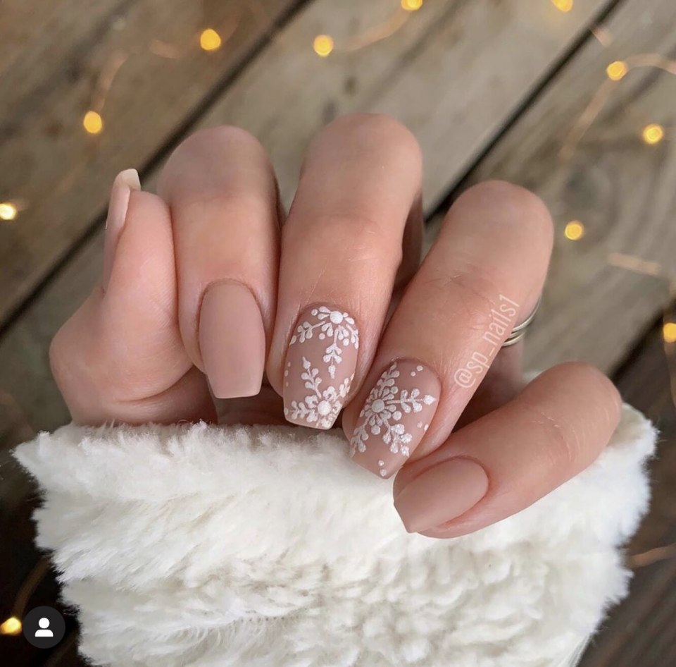 Французский маникюр со снежинками