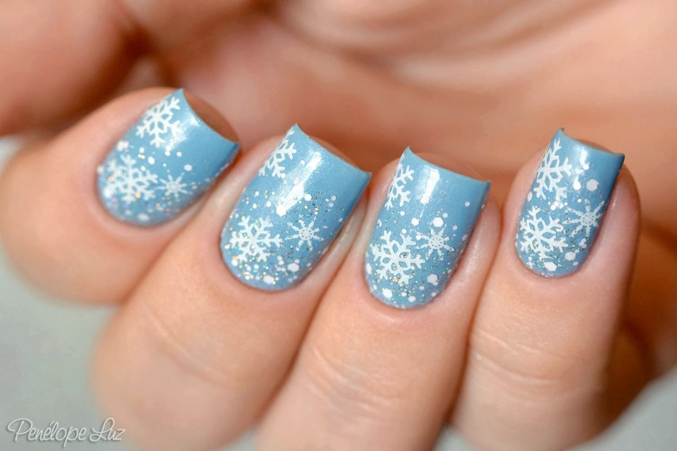 Красивый маникюр со снежинками