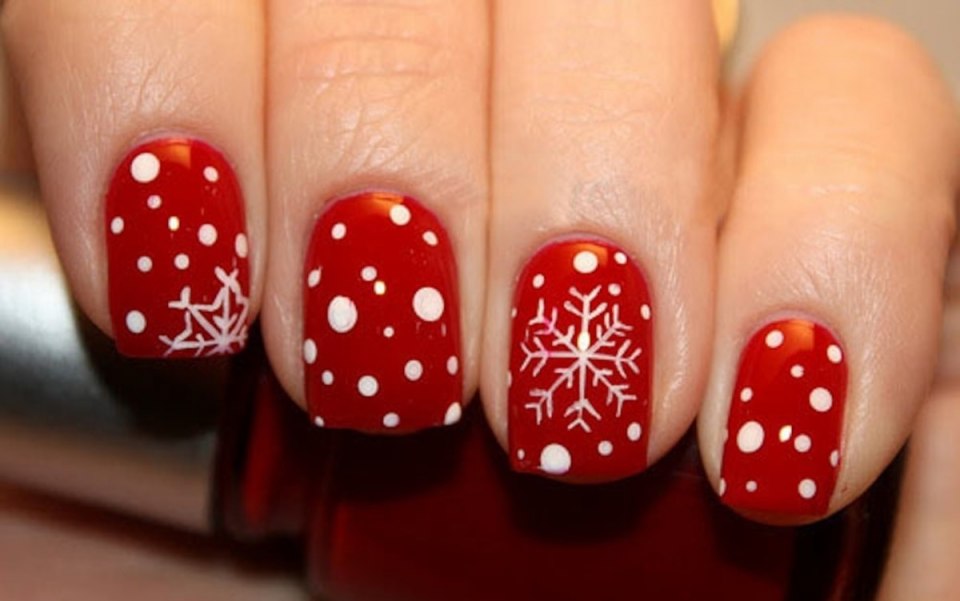 Прозрачный маникюр со снежинками
