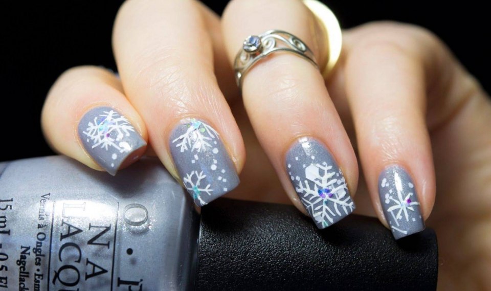 Маникюр со снежинками
