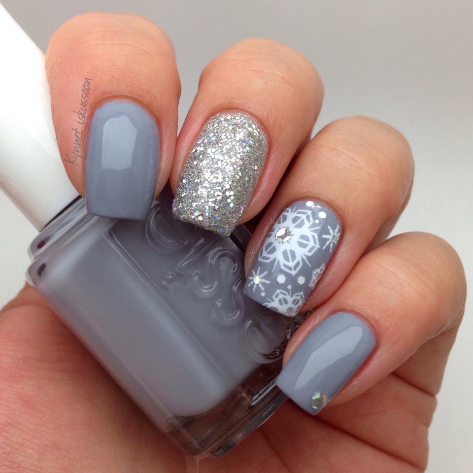 Маникюр на новый год со снежинками