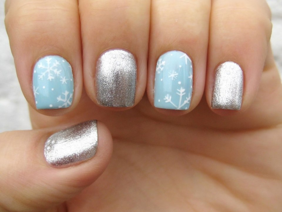 Маникюр голубого цвета со снежинками