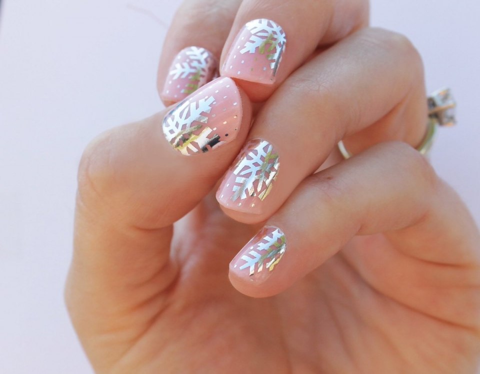 Новогодний маникюр со снежинками