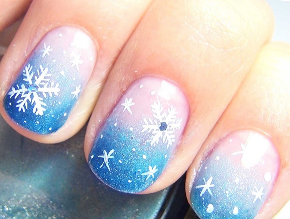 Снежинки на ногтях