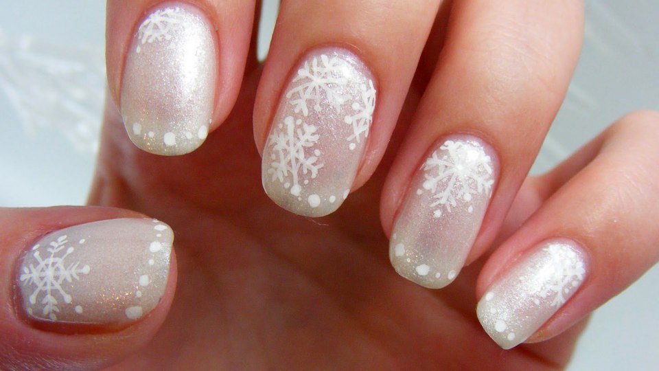 Маникюр на новый со снежинками