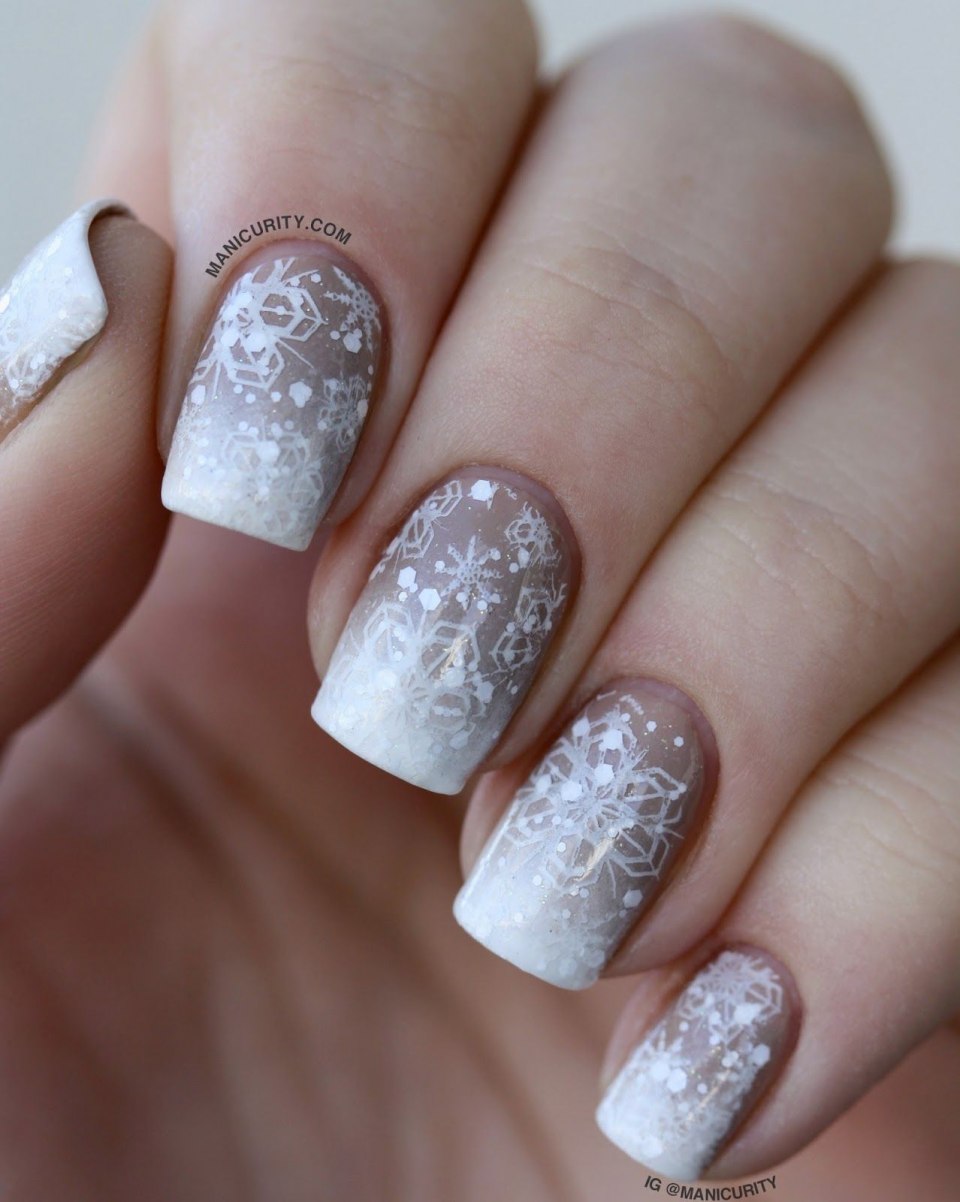Серебристые ногти со снежинками
