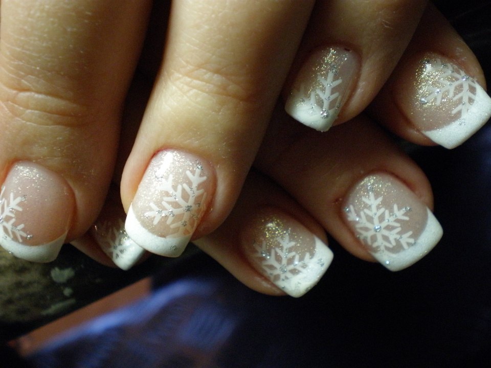 Маникюр со снежинками