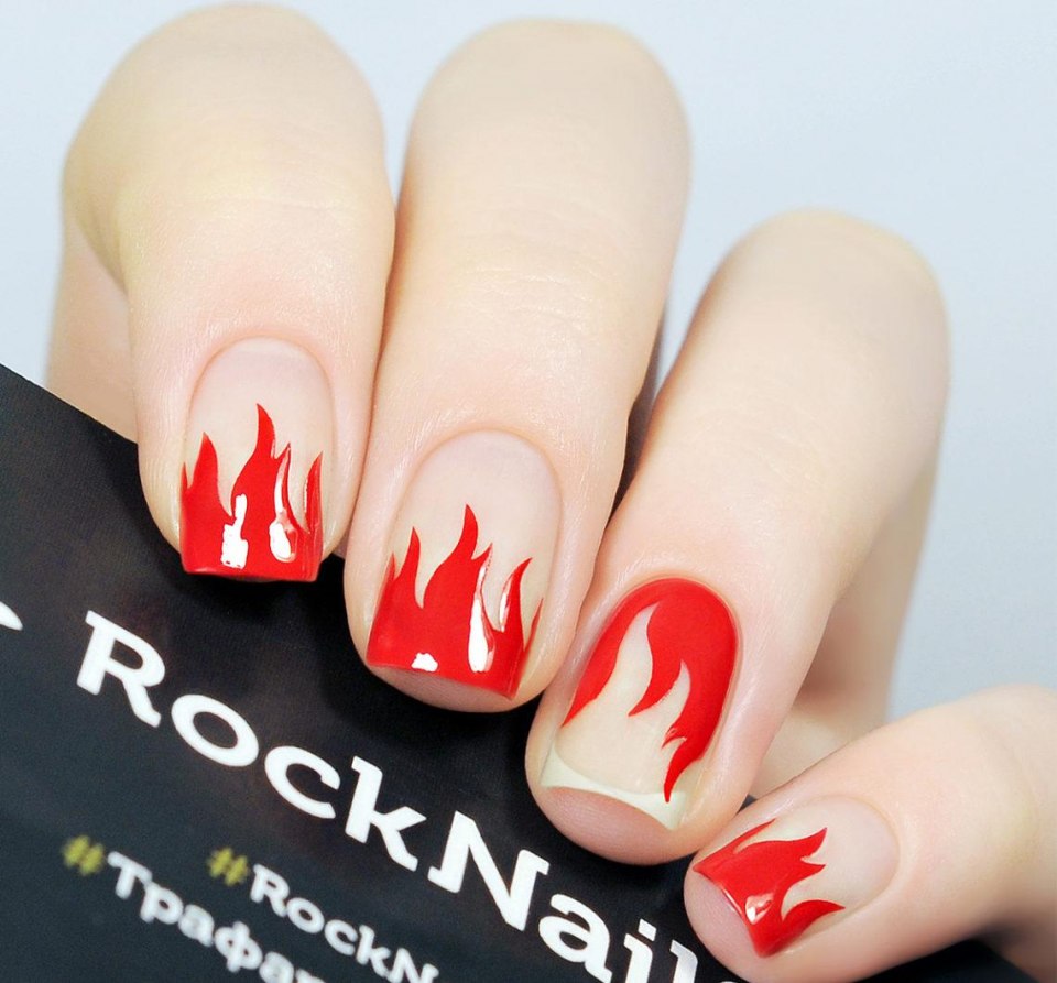 Маникюр чёрный с огнём