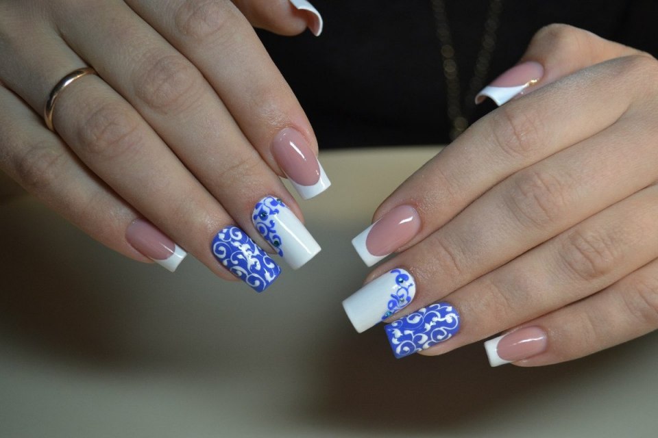 Синий френч на ногтях со стразами