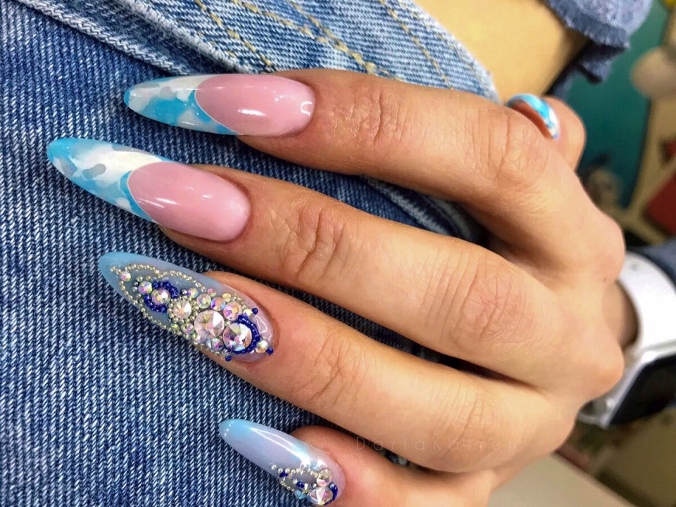 Синий маникюр с камнями