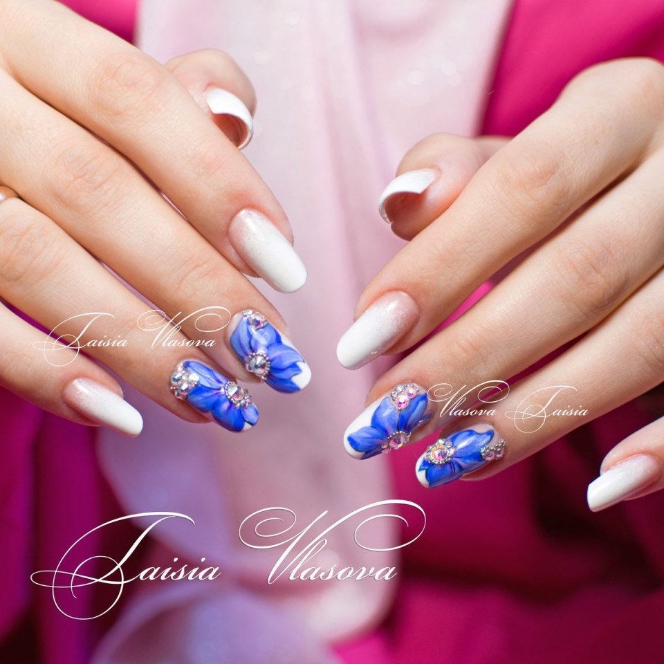 Синий френч на миндалевидных ногтях новогодний