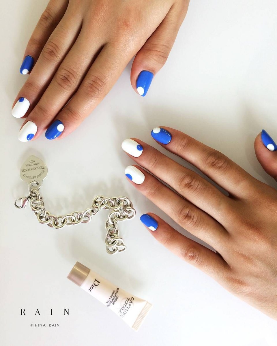 Маникюр со стразами Сваровски