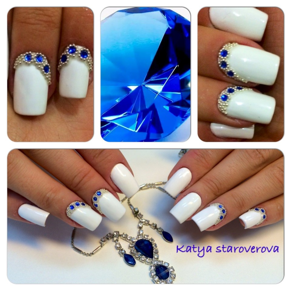 Маникюр белый с синими блестками