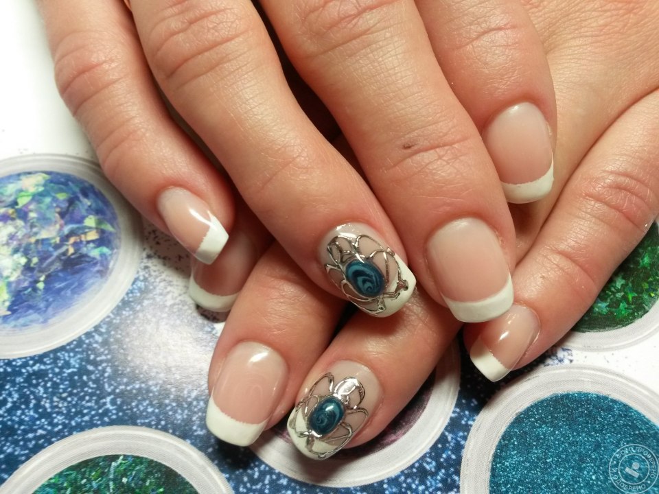 Маникюр голубой с белым морской