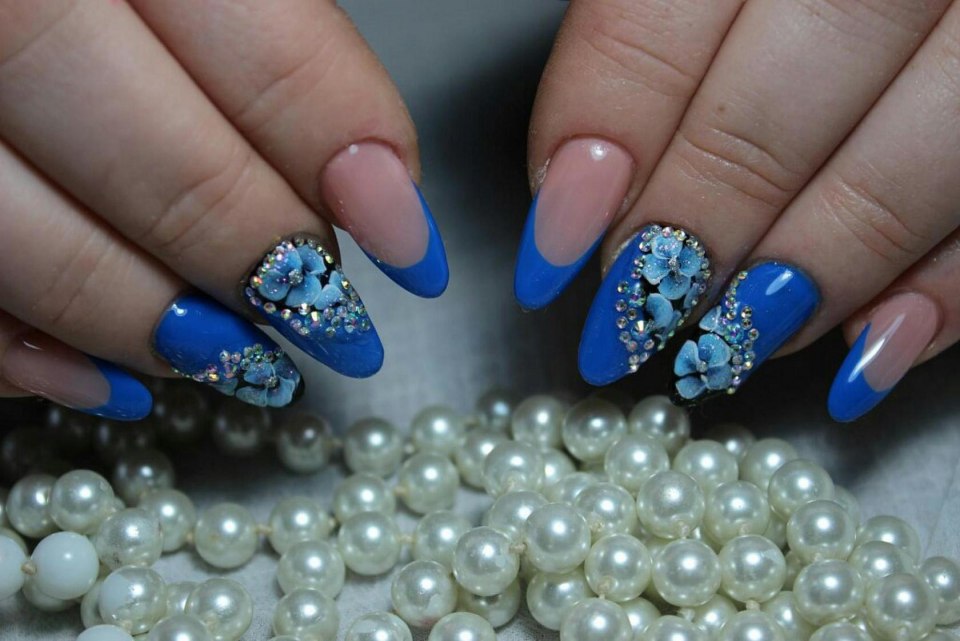 Красивый необычный маникюр со стразами