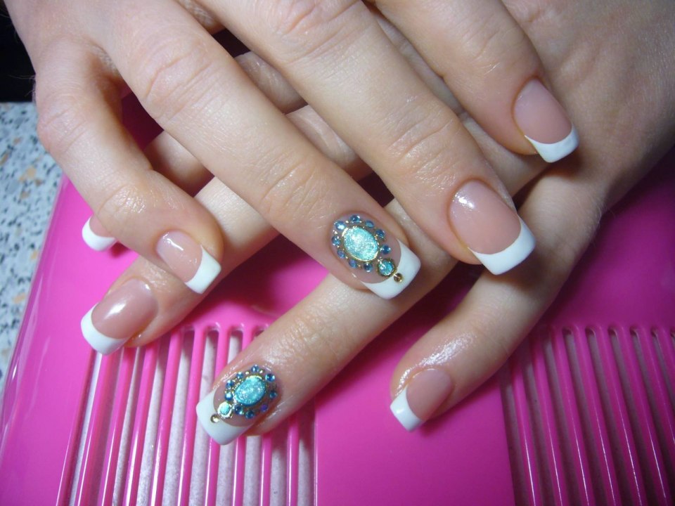 Маникюр френч с жидким камнем