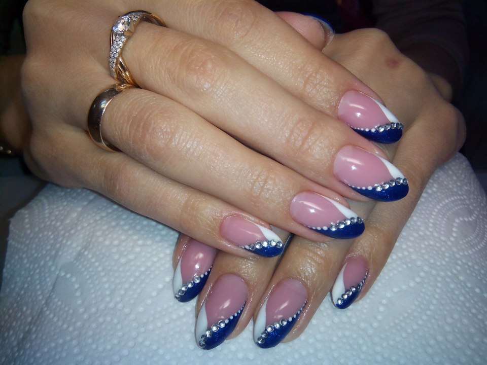 Маникюр с жидким камнем