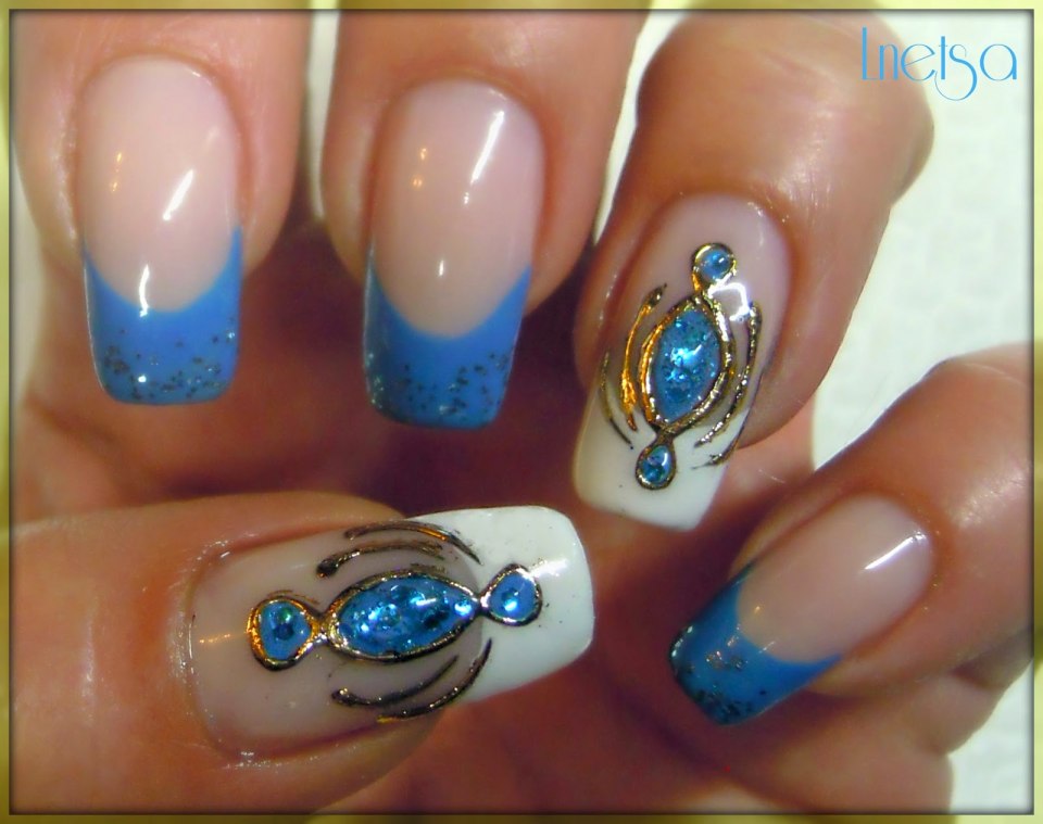 Синие ногти с камнями и стразами