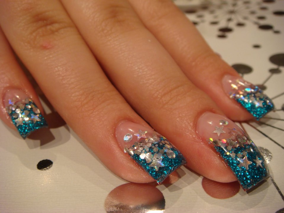 Голубые ногти со стразами