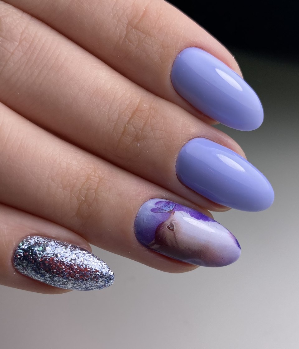 Нежно голубой маникюр с блестками