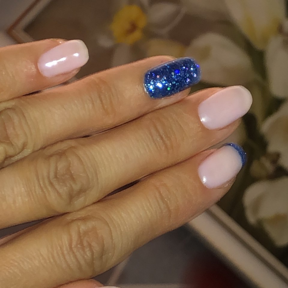 Маникюр нюд с синими блестками