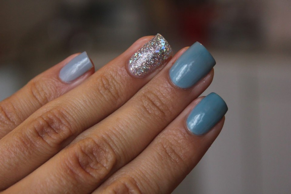 Маникюр голубой с серебром