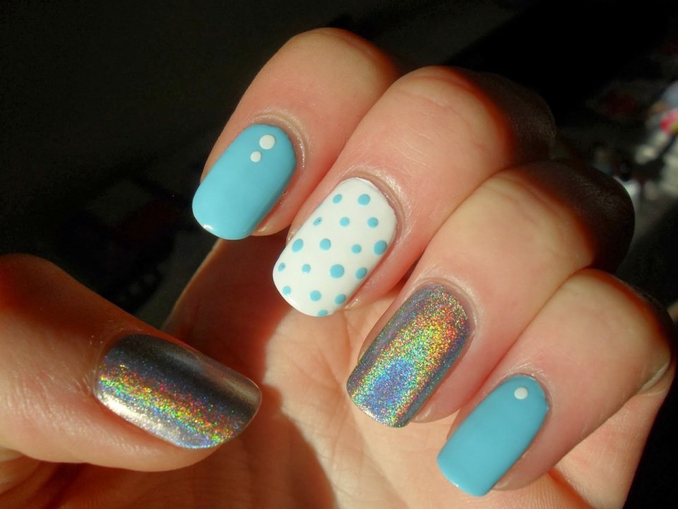 Голубой маникюр с блестками